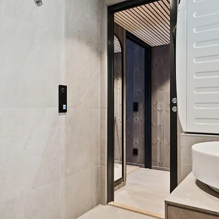 Explorers Rest, Henningsvær